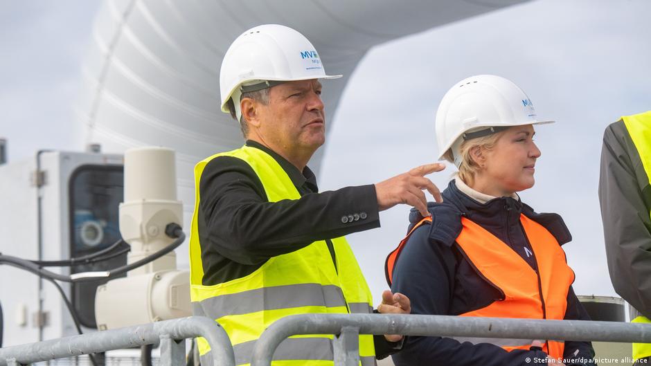 dw_chinese's tweet card. 德国政府表示，尽管被俄罗斯停止供应管道天然气，德国的现有储备已增加到库存容量的90%，并有望在11月达到95%的目标，得以“安然”过冬。