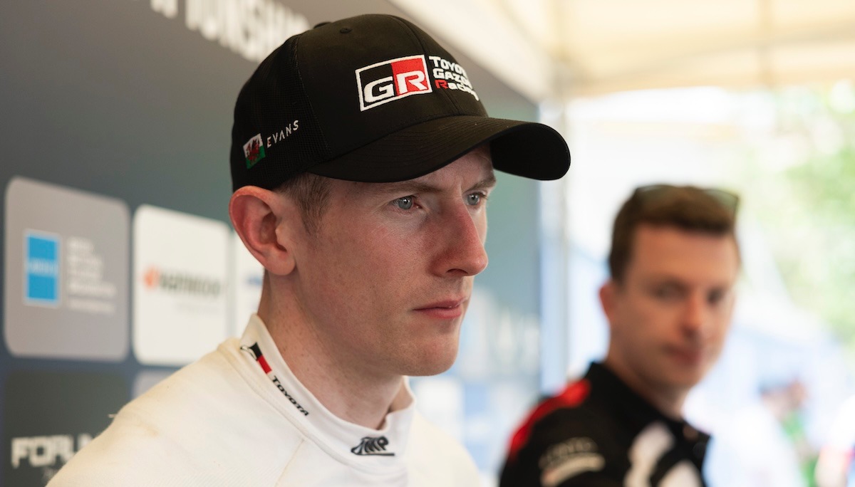 RallitFi's tweet card. Toyotan Elfyn Evansilla on elämänsä tilaisuus voittaa uransa ensimmäinen maailmanmestaruus.