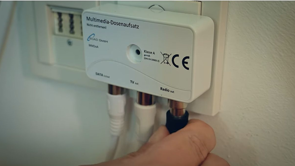 ReneRebeTM's tweet card. Eine Berliner Entwicklerfirma ist verzweifelt: Die versprochene Datenrate komme nicht an, Störungen seien Alltag. Vodafone widerspricht.