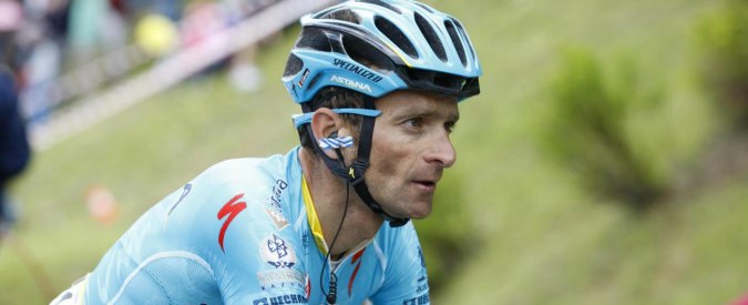 fattoquotidiano's tweet card. E’ finita a soli 37 anni la vita di Michele Scarponi: il marchigiano è stato travolto da un furgone questa mattina mentre si stava allenando sulle strade di casa. E il mondo dello sport, in partico...