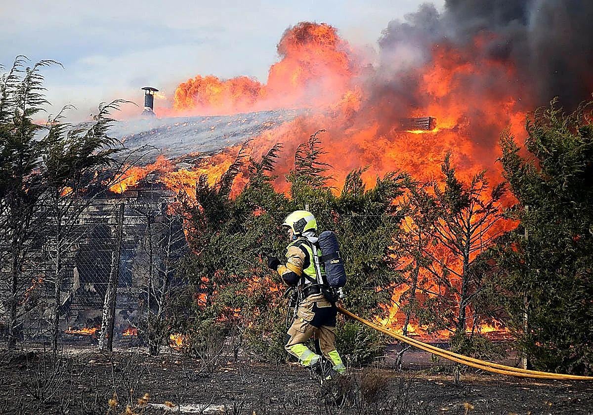 leonoticias_'s tweet card. La labor de estos profesionales se extenderá a situaciones de emergencia de protección civil y la medida se espera que entre en vigor el 1 de enero con una inversión de 1