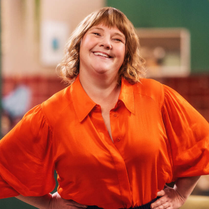 ShowbizzNWNL's tweet card. Net5 komt in het nieuwe jaar met een nieuwe dagelijkse dramaserie. Joke Emmers speelt de hoofdrol, naast Frederik Brom en Yannick Jozefzoon. De serie draait om