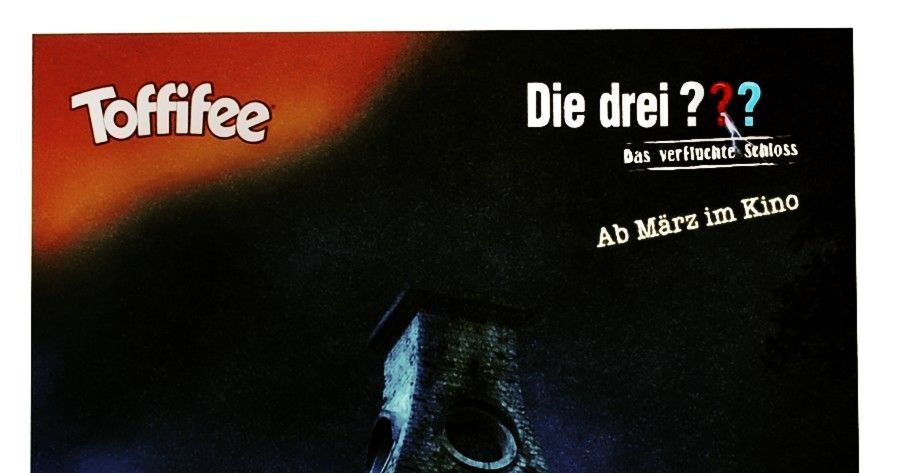 TheBoardgameBot's tweet card. This simple roll-and-move-game was published as an insert in a "Toffifee" Box and promotes the second "Die drei ???" movie as well as "Toffifee". The first player to reach the diamonds and answers...