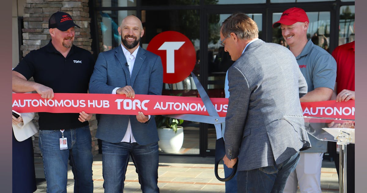 fleetowner's tweet card. Virginia-based technology company showcases its new Fort Worth facility—the linchpin in its plan to equip fifth-generation Freightliner Cascadias with Level 4 ADS by 2027.