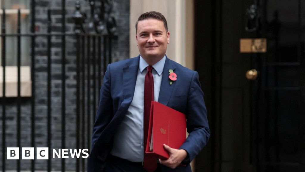 BBCNews's tweet card. Wes Streeting has urged Sir Keir Starmer to sack whoever is briefing the media about challenges to the PM's leadership.