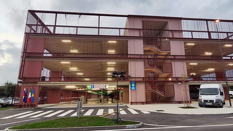 ParkHelp's tweet card. Park&Ride facilities should have an effective parking guidance system that helps drivers find a space quickly. Just like P&R Sonce in Koper.