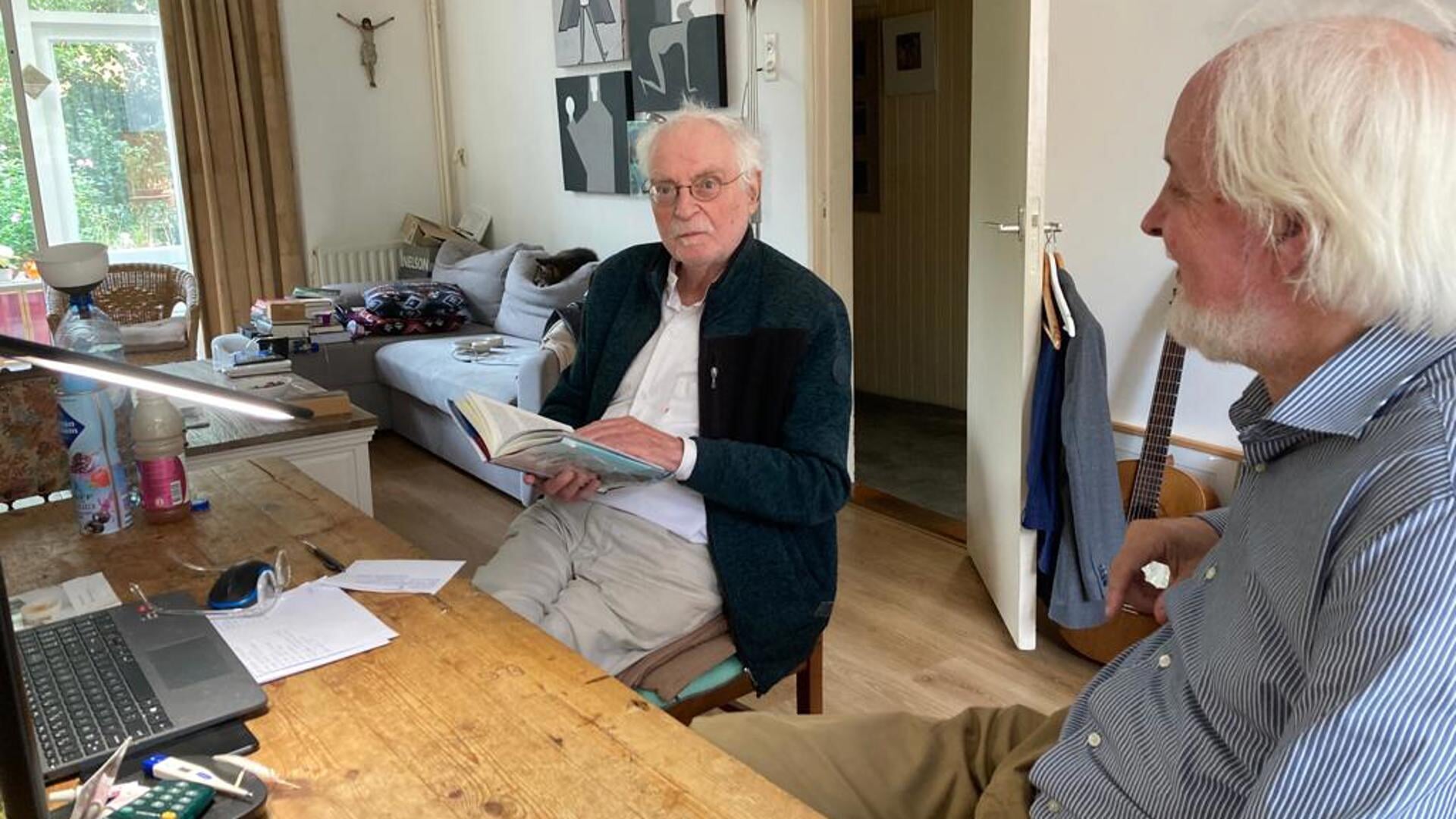 ScriptumNL's tweet card. Hij had helemaal niet de bedoeling zijn autobiografie te schrijven. Hij wilde gewoon zijn levensloop een beetje verduidelijken aan zijn zonen Marcel, Menno en Mathijs, zijn drie emmetjes, zoals hij...