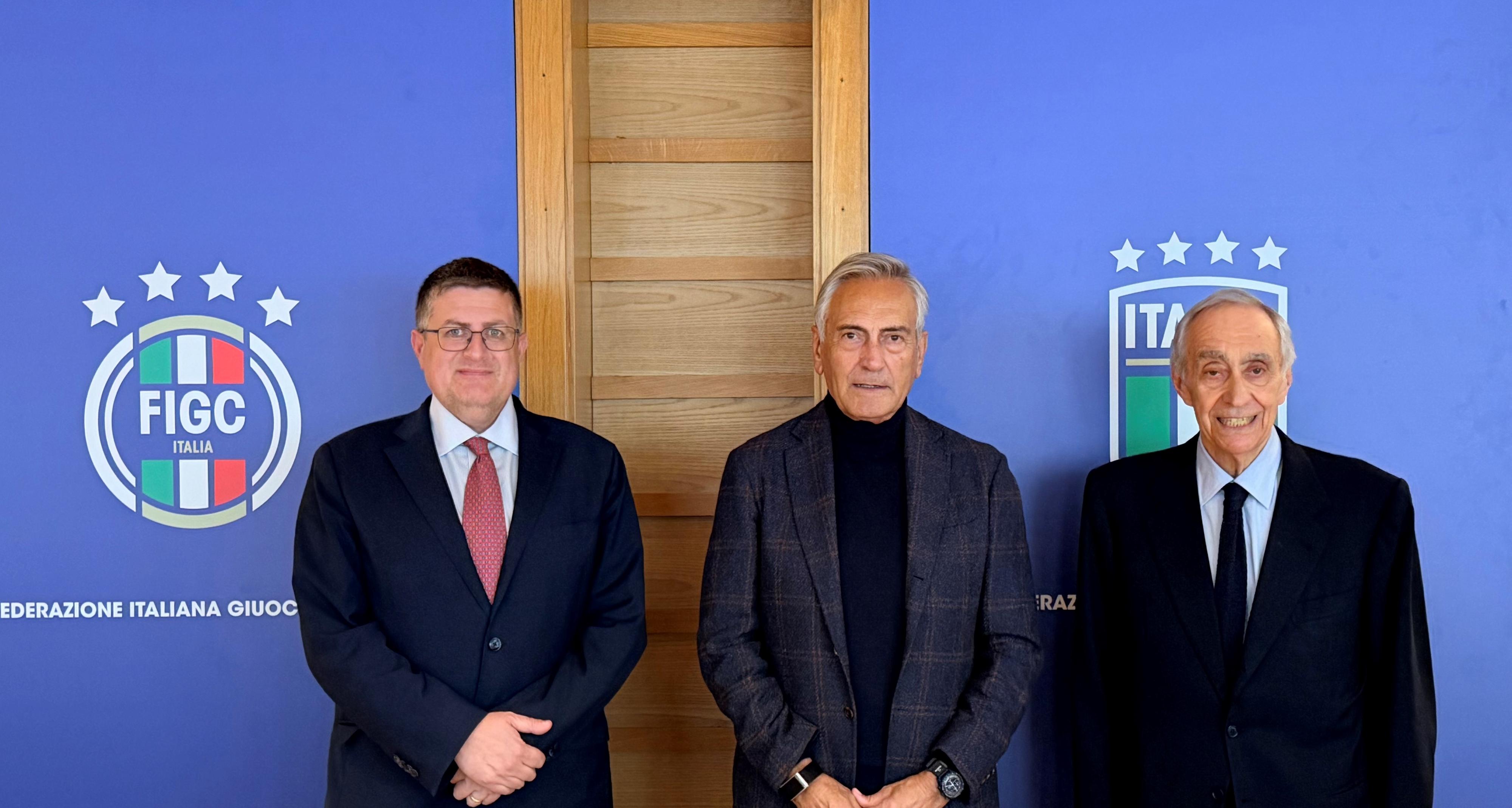 FIGC's tweet card. Erogato un finanziamento per le spese sostenute sia per le manifestazioni sportive sia per gli eventi a sfondo sociale. Il presidente FIGC Gravina: “Un gesto pregevole, che introduce un modello...