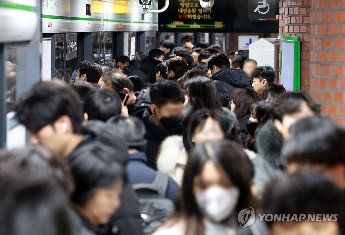 yonhaptweet's tweet card. (서울=연합뉴스) 김잔디 기자 = 출퇴근이 한 시간 넘게 걸리면 외로움을 느낄 위험이 더 크다는 연구 결과가 나왔다.