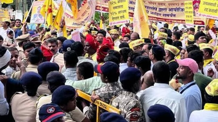 saamTVnews's tweet card. Bihar Pattern In Maharashtra: राज्य मागासवर्गीय आयोगाची माजी न्यायमूर्ती आनंद निरगुडे यांच्या अध्यक्षतेखाली काल पुण्यात बैठक पार पडली. या बैठकीत महत्त्वपूर्ण नि