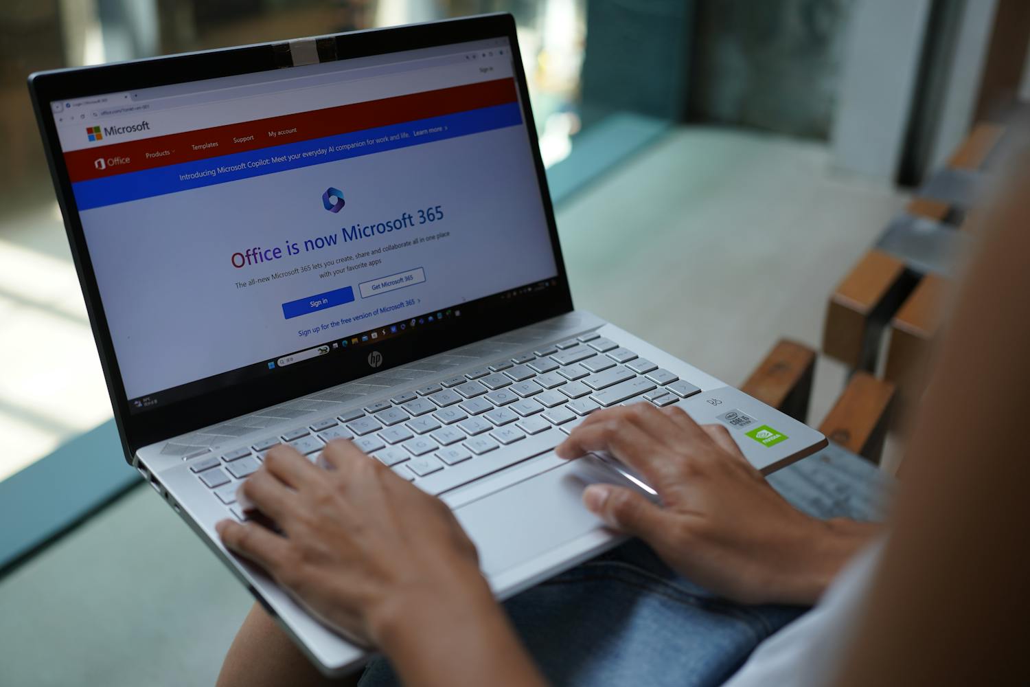 MaikelLatour's tweet card. Veel cloudservices worden ingekocht bij Amerikaanse techreuzen als Amazon, Google en Microsoft.