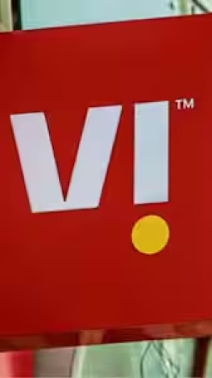 TechlusiveOFCL's tweet card. Get Vi’s special prepaid plan at Rs. 696 with 2GB daily data, 100 SMS, unlimited calls, Amazon Prime subscription, 56-day validity, and weekend data rollover.