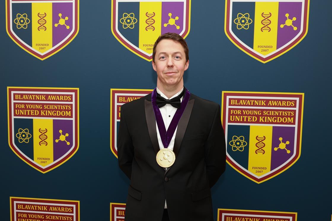 IsmaelMingarro's tweet card. Anthony Green's research group at the University of Manchester, UK, reengineers enzymes to have catalytic functions beyond those found in nature