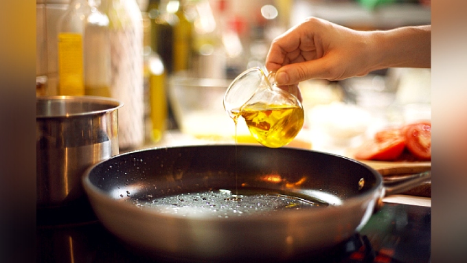 VasundharaVK's tweet card. సాధారణంగా అందరూ ఆరోగ్యకరమైన ఆహారం గురించే మాట్లాడతారు. కానీ, ఆరోగ్యకరంగా ఆహారం వండడం గురించి ఎక్కువగా మాట్లాడరు.