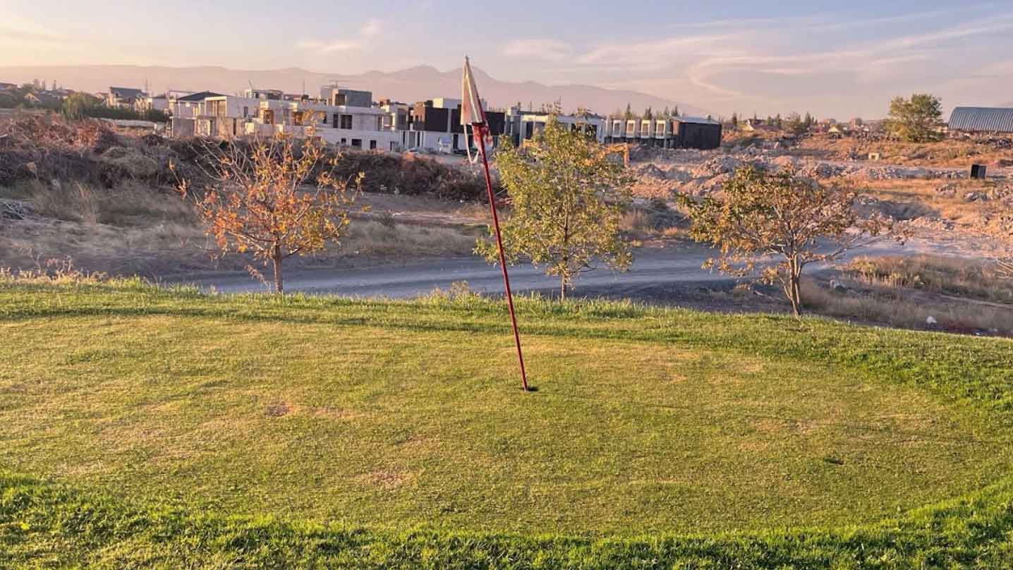 aussiek's tweet card. Armenia's only golf course, at Ararat Valley Golf Club, was built at a time when few Armenians knew anything about golf.