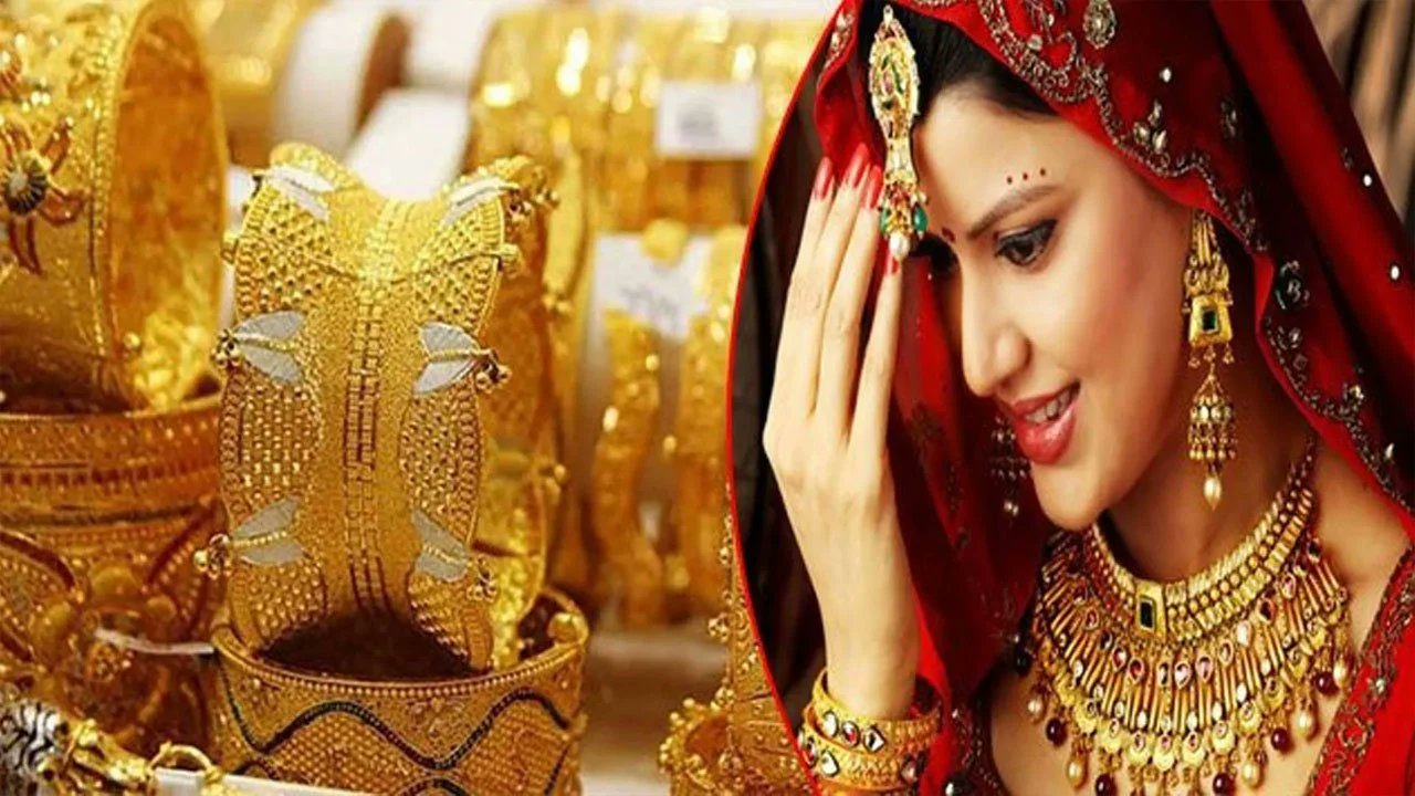 ProbashTime's tweet card. সোনা বা স্বর্ণের অলংকার দীর্ঘকাল ধরে মানুষের কাছে আকর্ষণীয়। এটি একটি মূল্যবান ধাতু যা সৌন্দর্য, দীর্ঘস্থায়িত্ব এবং ঐতিহ্যের জন্য পরিচিত। বিবাহের আংটি, নেকলেস,