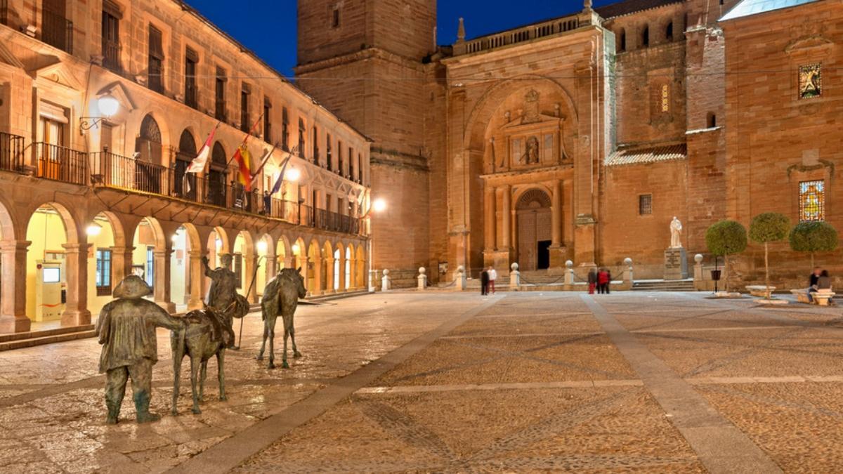 lujodeCruceros's tweet card. Villanueva de los Infantes, en la provincia de Ciudad Real, se alza como una joya monumental en el corazón del Campo de Montiel. Reconocido como uno de Los Pueblos Más