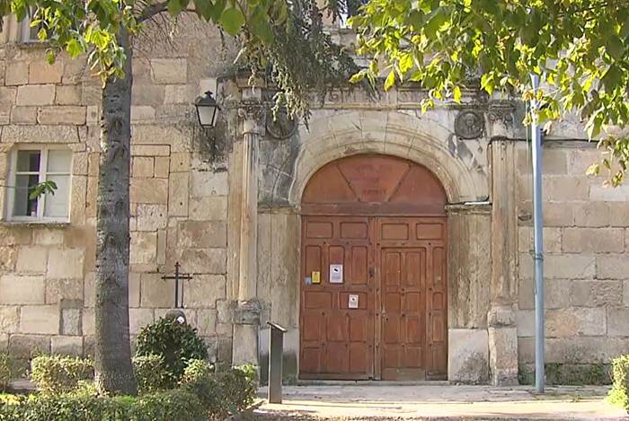 villaviciosadig's tweet card. El edificio de la Guardia Civil de Torrelaguna fue reconstruido íntegramente en los años 40, y presentaba grietas de consideración en su estructura.