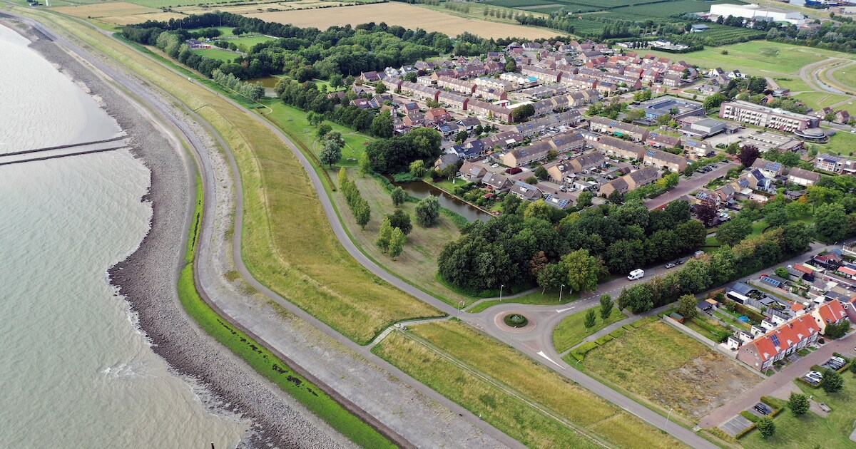 Poldergeist3's tweet card. HANSWEERT - Het wordt een van de grootste en duurste projecten in Zeeland: de dijkversterking in Hansweert. De verwachte kosten zijn nu definitief: maar liefst 163 miljoen euro.