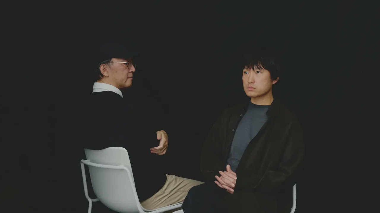 NiEWJP's tweet card. 音楽文化の何かがピークを迎えた20世紀末 ―蓮沼執太チームの新作『TEAM』のエンジニアをTortoiseのジョン・マッケンタイヤが手がけていて、NiEWでは対談も実施しました。今回、蓮沼さんのキャリアを振り返っていく前に、1990年代末、2000年代前半のおふたりのリスナーとしての感覚についてお聞きしたいです。 蓮沼：Tortoiseの『Standards...