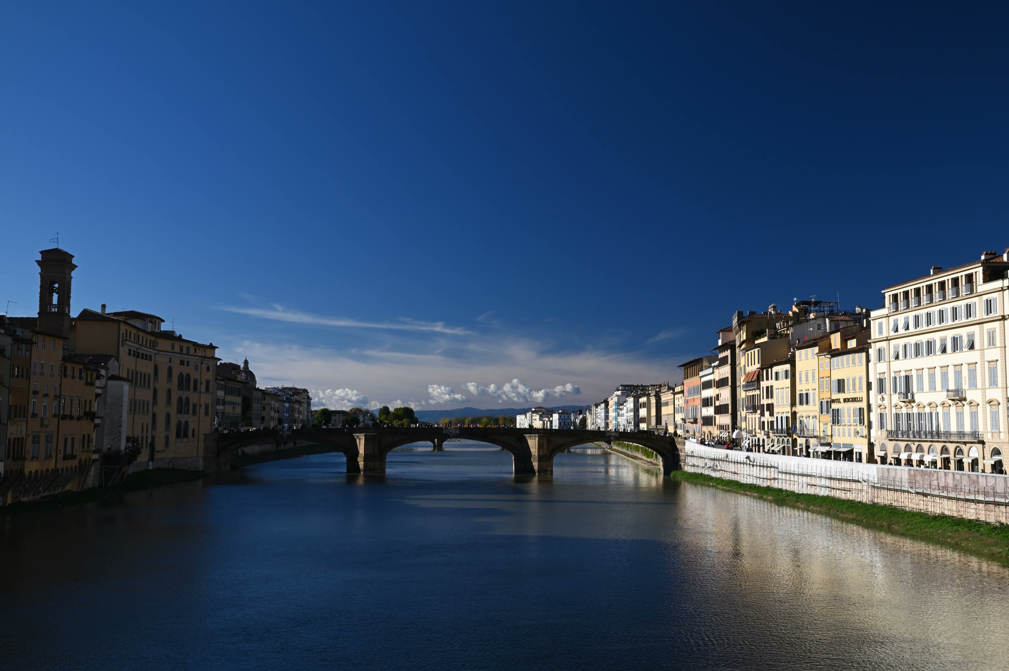 BlogAlmendron's tweet card. El sol del mediodía se refleja en los edificios contiguos al río Arno que discurre sosegado a su paso por Florencia. Nada hace sospechar que este río casi acaba con lo más granado del arte florenti…