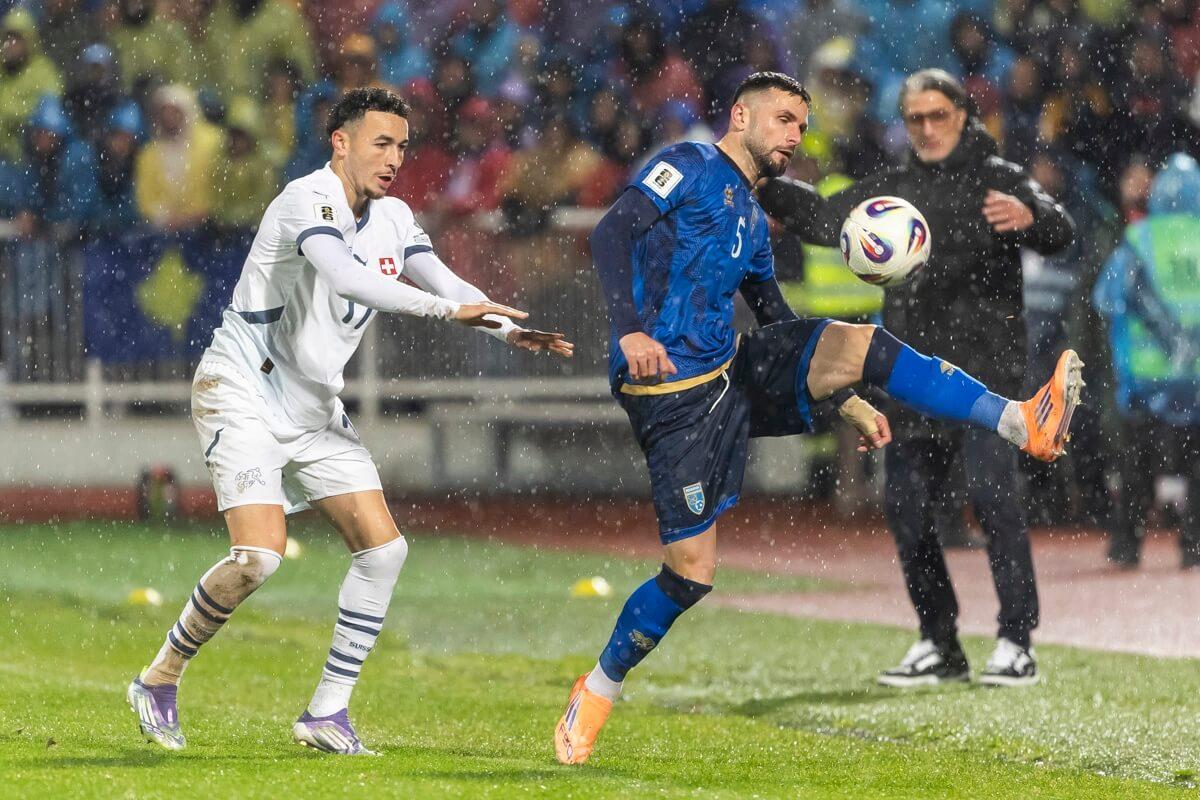 eldesmarque_sfc's tweet card. Rubén Vargas hizo el gol que clasificó a Suiza para el Mundial de 2026, el mayor escaparate del mercado de fichajes.