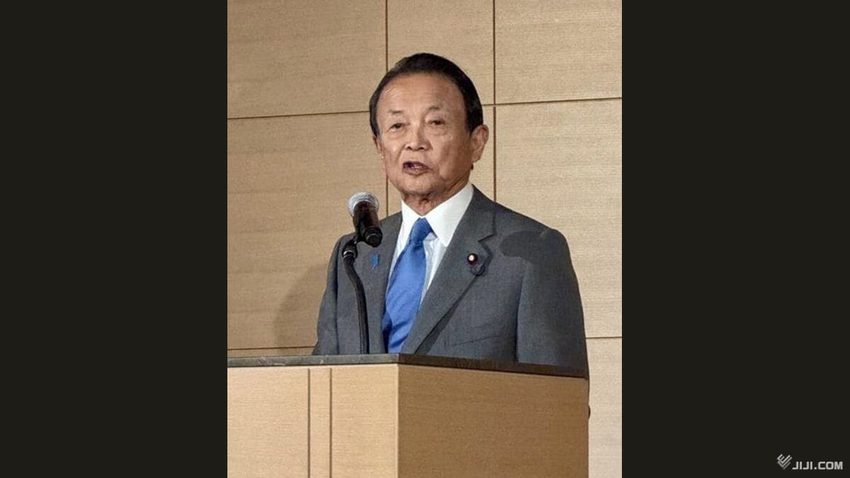 jijicom's tweet card. 自民党の麻生太郎副総裁は１９日、東京都内で講演し、日本維新の会との連立政権について「今、連立政権を取り巻く環境は決して楽観できない」と指摘した。その上で「こういった内閣を生んだ以上は育てねばいかんという決意を新たにしている」と述べ、高市早苗首相（自民総裁）を支える考えを強調した。