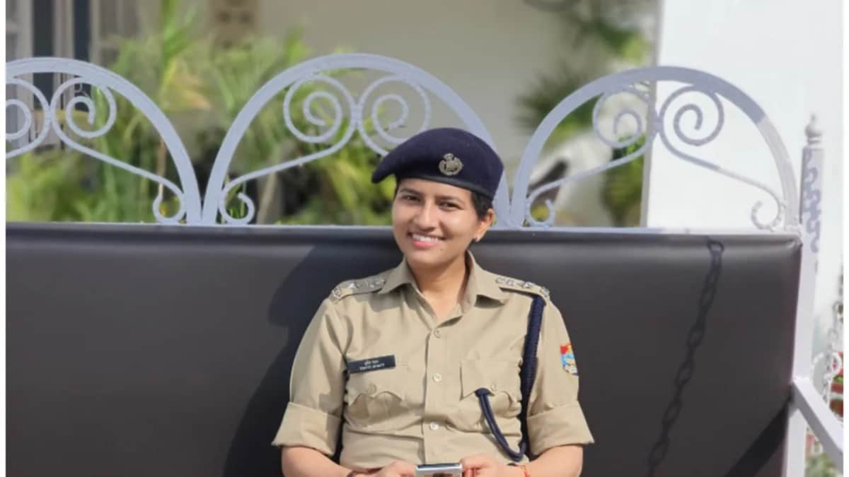 CNNnews18's tweet card. Tripti Bhatt, an IPS officer from Uttarakhand, rejected 16 govt job offers, including ISRO, to follow her dream of serving the nation—cracking UPSC in her first attempt.