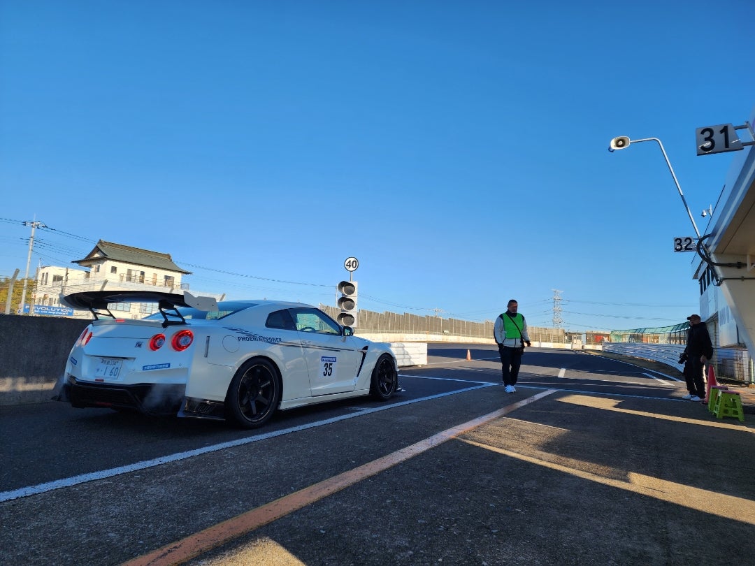 N2tD5Y9SYX91212's tweet card. 朝6時に筑波サーキットに到着し、準備始めました😃RZ34は自走だったので、タイヤを入れ替えてエンジンオイル交換もしました🙋各車両にはECU-TEKコネクトを装…