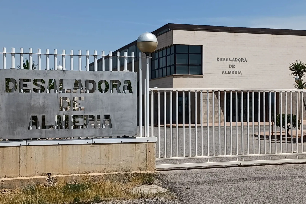 gaceta_es's tweet card. Almería sufre averías, cortes eléctricos, falta de mantenimiento y retrasos en el sistema hídrico por las desaladoras