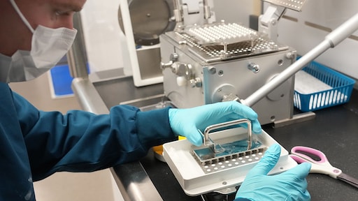 m_nieuwenhuis's tweet card. De privégegevens van een minister uit het huidige kabinet en een Kamerlid zijn te vinden in het datalek van het laboratorium. Naast hun namen en woonadressen zijn ook hun burgerservicenummers en de...