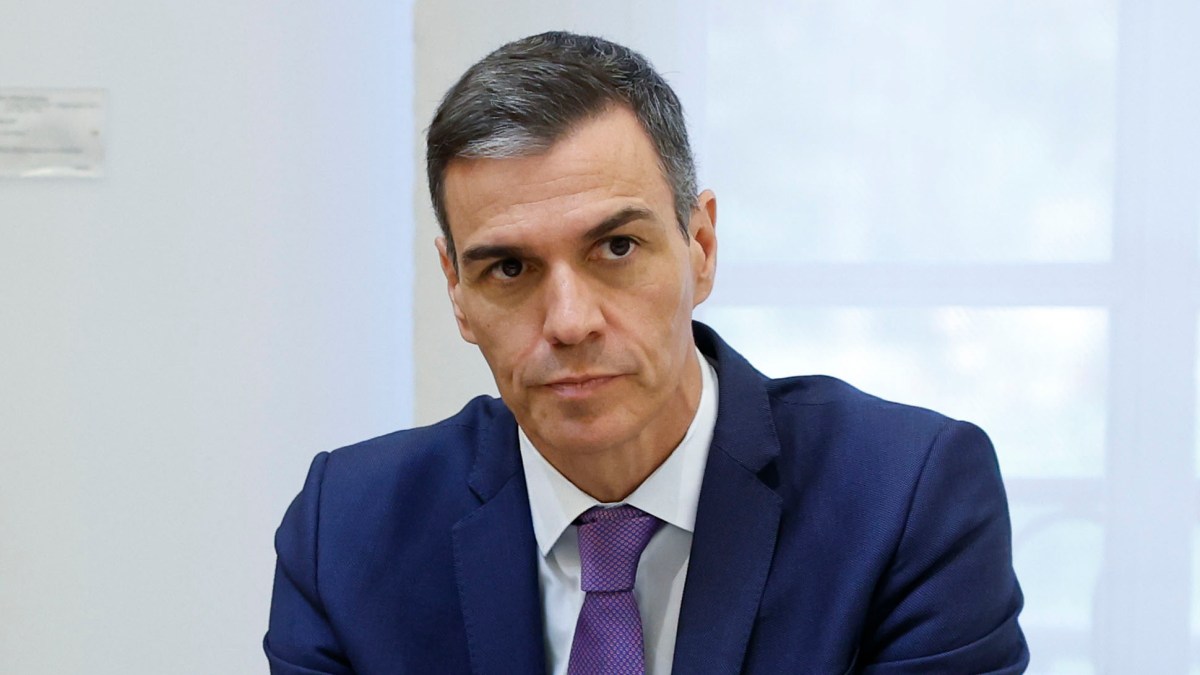 thetimes's tweet card. Ministers refuse to withdraw claim that an officer threatened to plant explosives under the car of Pedro Sánchez, despite it being based on a fake news report