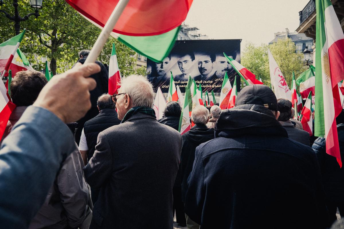 afchine_alavi's tweet card. Depuis août 2024, près de 2 000 personnes ont été exécutées en Iran, dont 285 rien qu’en octobre 2025. Cinquante personnalités, issues de nombreux pays, lancent ici un appel à la communauté interna...