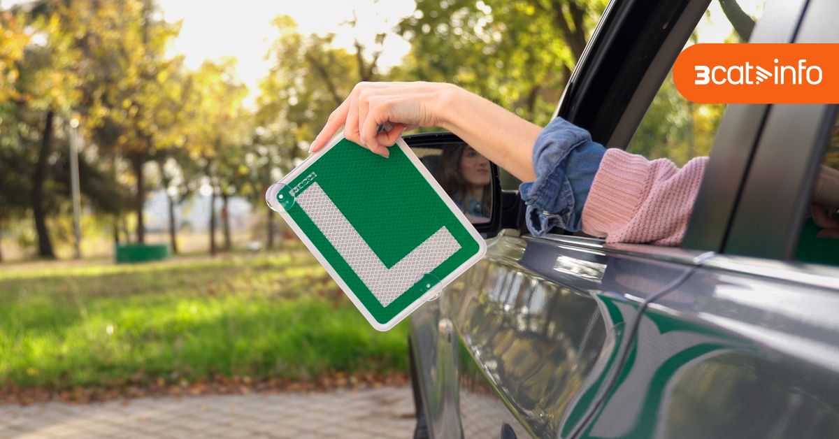 3CatInfo's tweet card. El percentatge d'aprovats a la primera ha passat del 57% al 41% en una dècada i la DGT farà a finals d'any exàmens menys memorístics