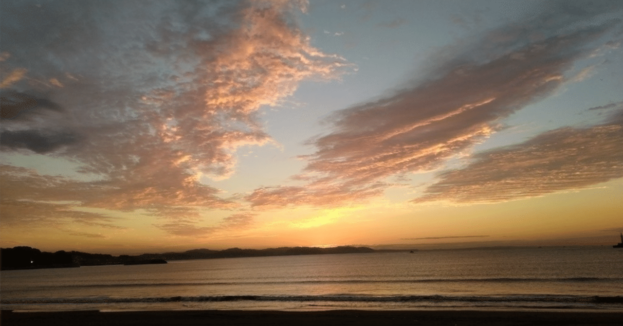 dall_develop's tweet card. 在宅勤務が当たり前になって数年。 「いつでも働ける」環境は、裏を返せば「いつまでも働いてしまう」環境でもある。 特にエンジニアという職業は、思考が止まらない。 コードを書いていない時間にも、頭の中ではエラーの原因や次の設計を考えていたりする。 「ちょっと休憩」と外を散歩していても結局は仕事の設計やコードのことを考えている。 寝ようと思っても、常に思考し続けてしまい、同じ問いを繰り返し頭の中で...