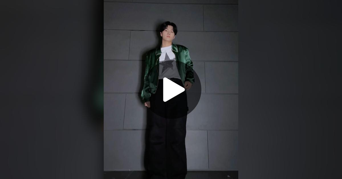 ENHYPEN_members's tweet card. 1.5M likes, 14.8K comments. “stop✋”