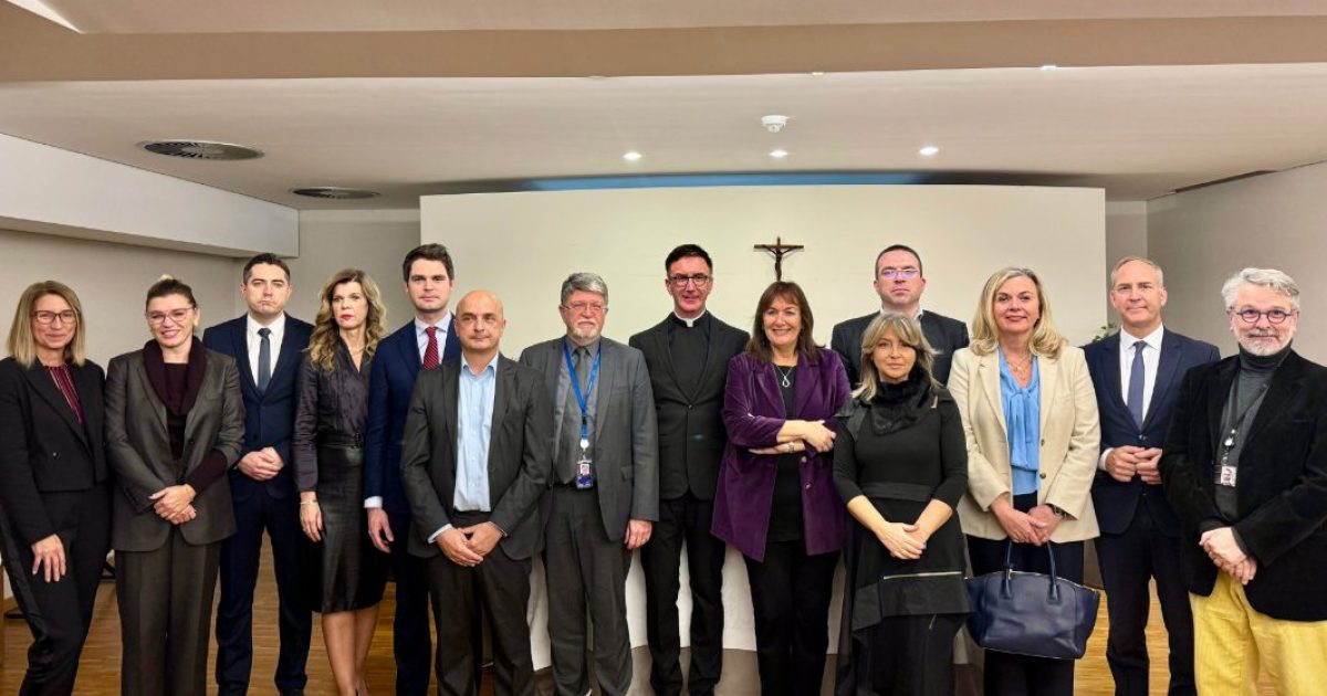 Bitnonet's tweet card. U Europskom parlamentu u Bruxellesu u utorak navečer, 18. studenoga, slavljena je sveta misa kojom je obilježen Dan sjećanja na žrtve Domovinskog rata te Dan sjećanja na žrtvu Vukovara i Škabrnje....