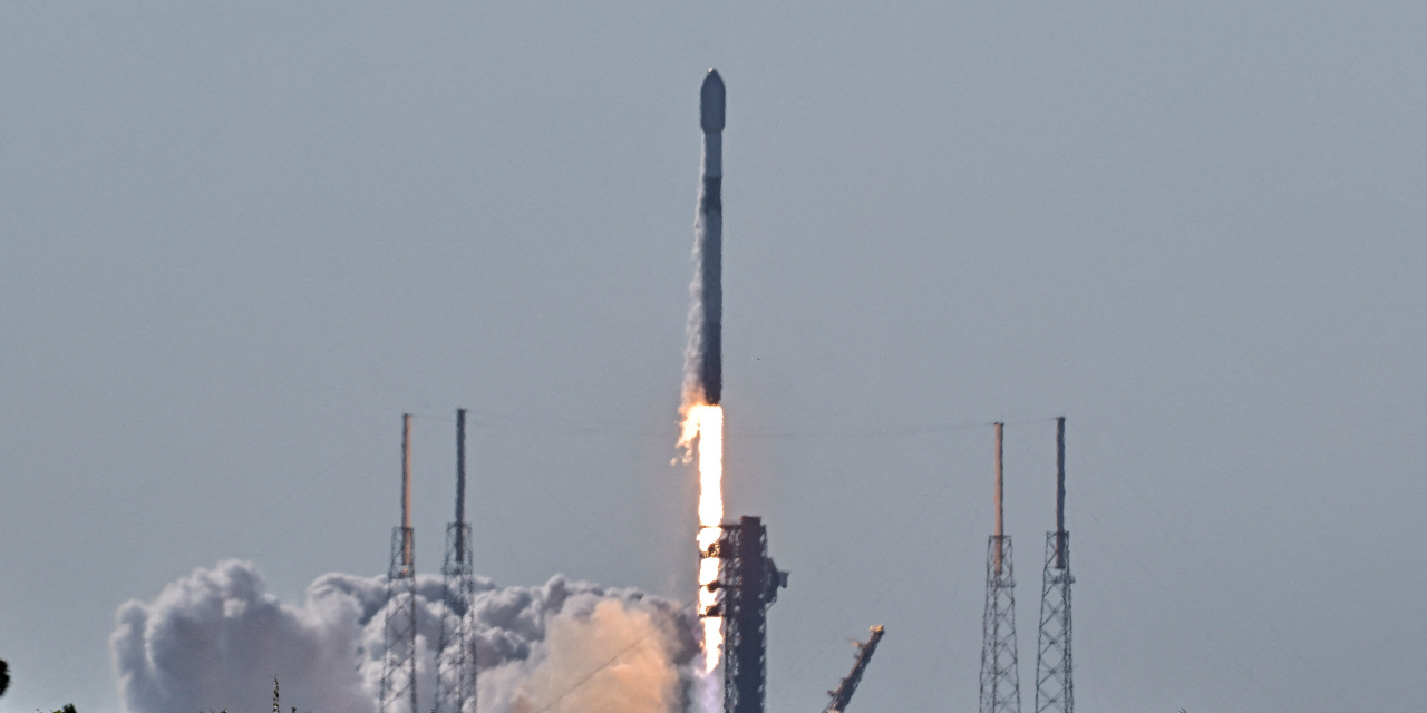 WSJ's tweet card. Republic plans to sell digital tokens that mirror the performance of SpaceX’s private shares in a move largely untested with regulators.