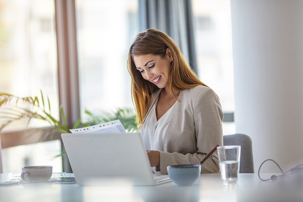 DCEC's tweet card. リモートワークの普及により、海外から働く日本人が近年増えているそうです。特に多い職種は、IT・Webエンジニア、プログラマー、デザイナー、Webライター、翻訳者、マーケター、経理・事務のオンラインアシスタント、コンサルタント、カスタマーサポートなどです。このようにみると、私はITの専門家ではないから関係ないと思う方も多いかもしれませんが、実は、案外そうでもないのです。具体的な働き方を見てみると、...