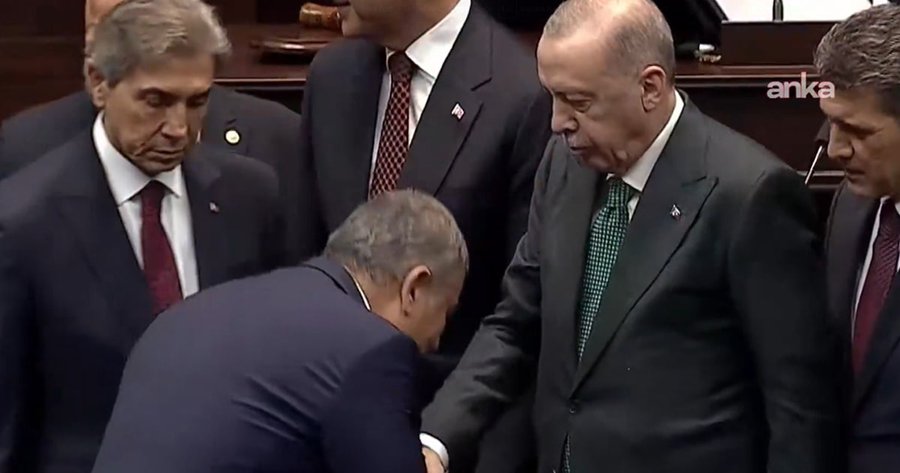 CHP'den AKP'ye geçti: Törende Erdoğan'ın elini öpmeye kalkıştı