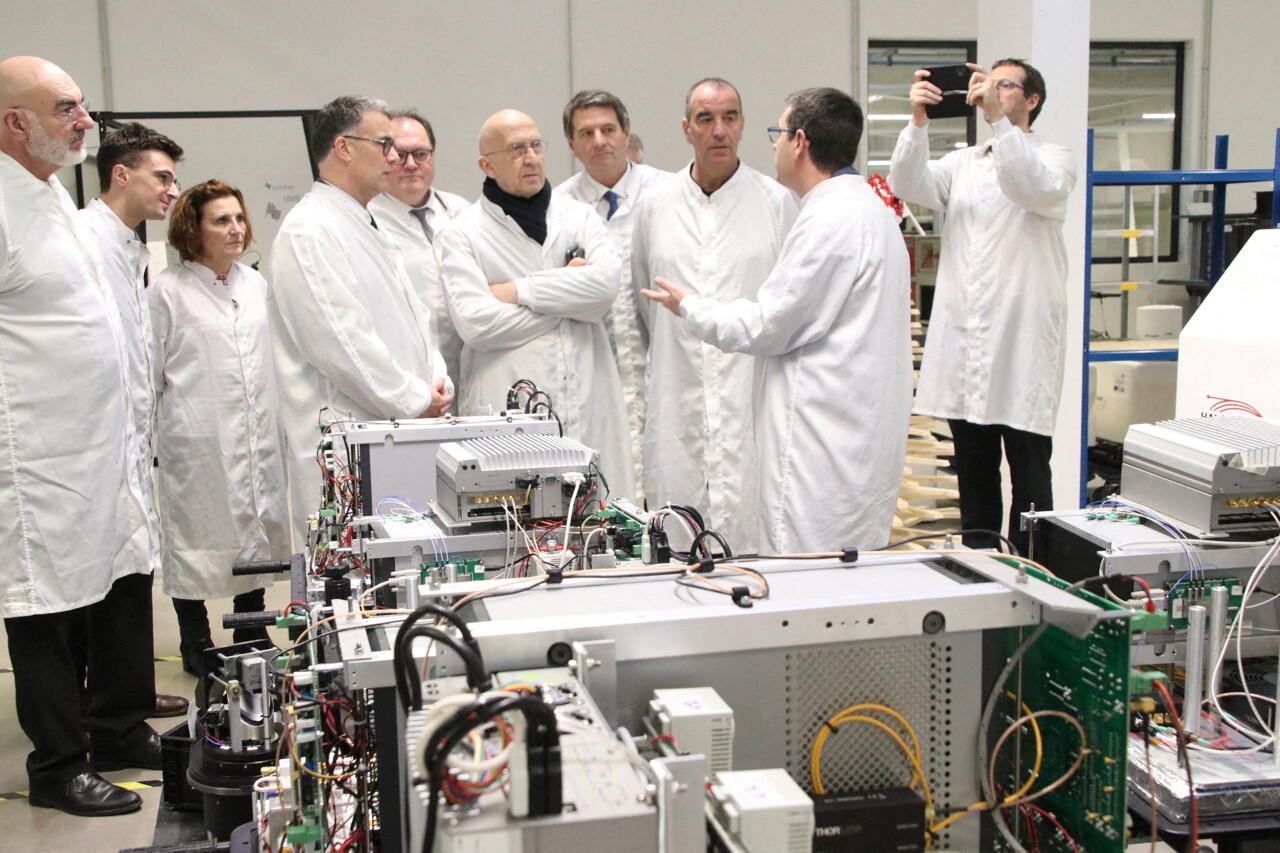 ebothorel's tweet card. Le préfet de région, Philippe Gustin a visité, ce vendredi 22 décembre, les entreprises de haute technologie à Lannion. Chez Lumibird, il a découvert les nouveaux locaux. 