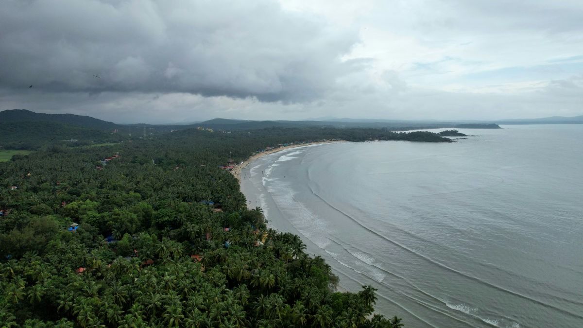 gaurav_gkm's tweet card. IRCTC ने यात्रियों के लिए खास 'क्रिसमस स्पेशल' टूर पैकेज लॉन्च किया है, जिसके तहत आप 5 दिन और 4 रातों तक नॉर्थ और साउथ गोवा की सैर कर सकते हैं।