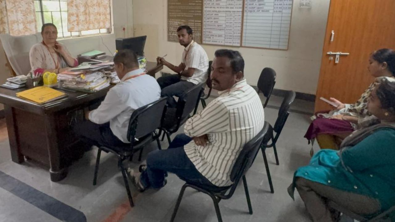 tv9kannada's tweet card. ಅಕ್ರಮ ಮರಳುಗಾರಿಕೆ ಆರೋಪ ವಿಚಾರದಲ್ಲಿ ಅಧಿಕಾರಿಗಳು v/s ಬಸವರಾಜ ರಾಯರೆಡ್ಡಿ ವಿಚಾರದಲ್ಲೀಗ ಸಿಎಂ ಸಿದ್ದರಾಮಯ್ಯ ಕಚೇರಿಯ ಮಧ್ಯಪ್ರವೇಶವಾಗಿದೆ. ಕೊಪ್ಪಳ ಗಣಿ ಇಲಾಖೆಯ ಹಿರಿಯ ಅಧಿಕಾರಿಗೆ ಮುಖ್ಯಮಂತ್ರಿಗಳ ಆಫೀಸ್​ ನಿಂದ ಕರೆ ಹೋಗಿರುವ ಬಗ್ಗೆ...