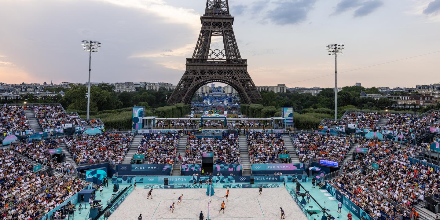 hyperfp's tweet card. De la place de la Concorde au métro Richelieu-Drouot, du Trocadéro à Barbès, notre reporter Florence Aubenas a arpenté une capitale à l’ambiance transformée par les Jeux olympiques. Elle a croisé des...