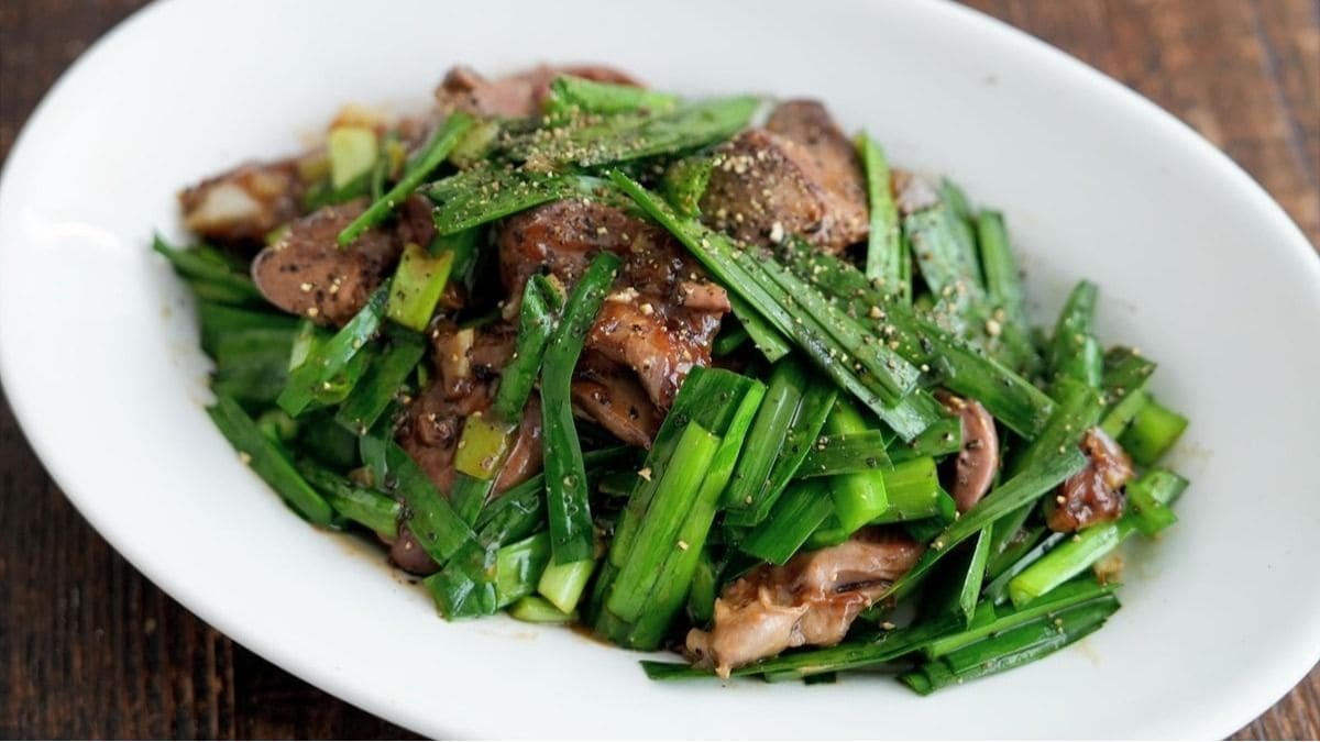 naoya_foodlab's tweet card. たまに食べたくなり、たまに食べるとおいしいのがニラレバ。ただ、肝臓はほかの臓器よりも血を含む部位であるため、「臭み消し」のひと手間がかかってしまいます。一般的には水に浸ければいいとされていますが、そ…