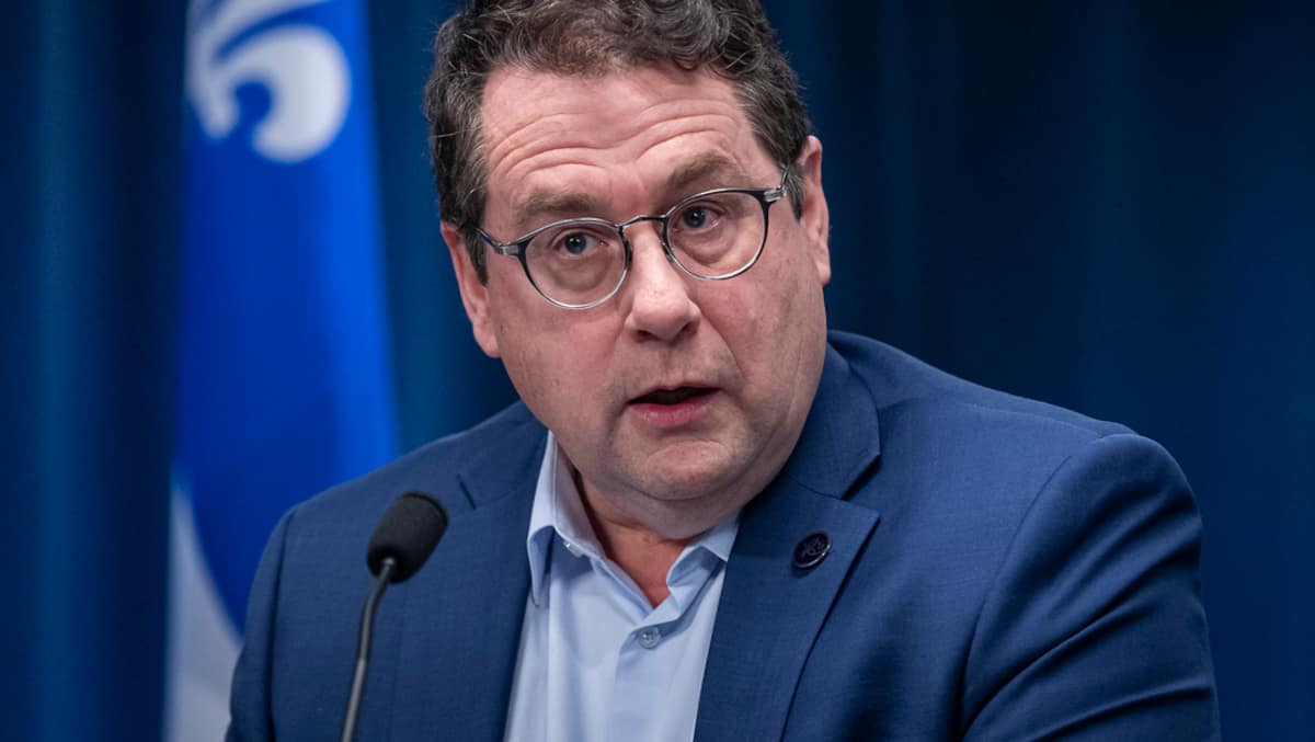 MarieRose42's tweet card. Le ministre de l’Éducation, Bernard Drainville, a annoncé mardi la suspension «immédiate» des autorisations d’enseigner des 11 enseignants.