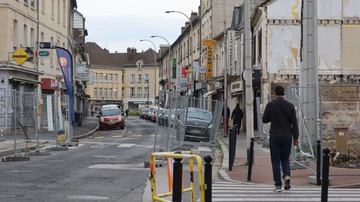 ModelRevealed's tweet card. Les autorités mènent la vie dure aux activités illégales qui fleurissent rue Jean-Jaurès, à Creil (Oise). Vendredi, deux employées d’un bar