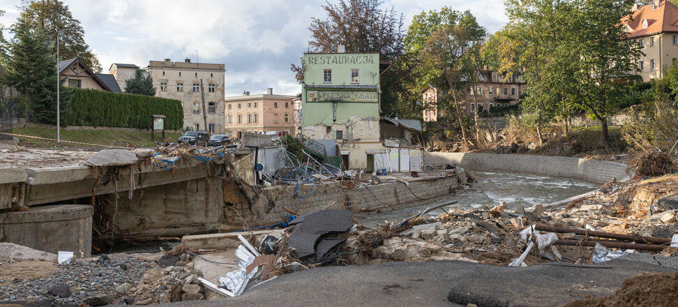 wodnesprawy's tweet card. Powódź 2024 rok później. Przywiązanie do ojcowizny silniejsze niż strach. Na jednych domach lśnią nowe dachy i świeżo położony tynk, inne wciąż stoją ze skutą do połowy elewacją. Rok po powodzi 2024...