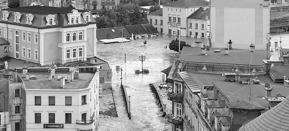 wodnesprawy's tweet card. Rok temu południowo-zachodnia Polska zadrżała pod naporem ściany wody. We wrześniu 2024 r. intensywne opady – sięgające od 300 do ponad 400 mm – przyniosły tyle deszczu, ile zwykle spada przez kilka...