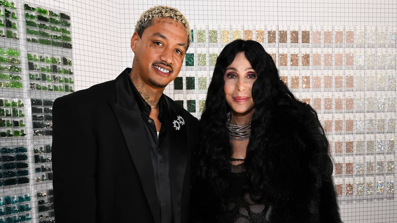 RuudieThe4's tweet card. Cher vindt het geen probleem dat haar vriend veertig jaar jonger is, vertelt ze in gesprek met CBS Mornings. De 79-jarige zangeres heeft een relatie met de 39-jarige muziekproducent Alexander Edwards.